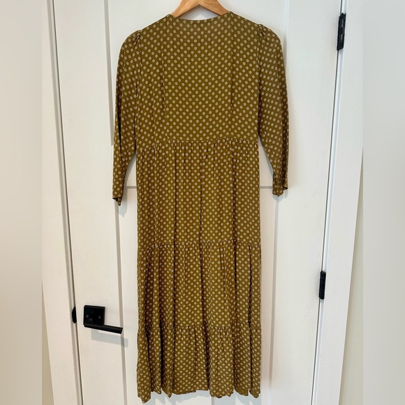 Madewell V-Neck Tiered Button-Front Midi Dress in Daisies Forever - Picture 3 of 10